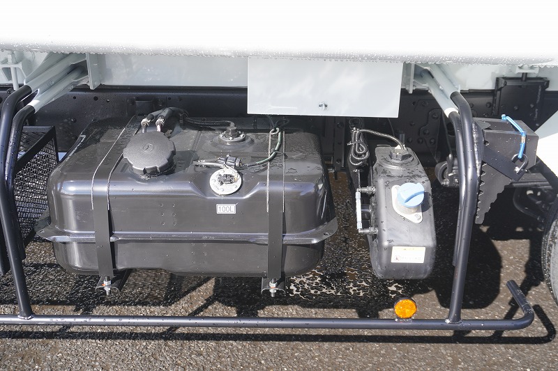 （未使用）　ファイター　４トン　「ベッドレス」　パッカー車　プレス式　積載１４５０ｋｇ　新明和製　連続動作　１０．２立米　汚水タンク　防臭扉　網工具入れ　バックカメラ　ＥＴＣ２．０　衝突軽減ブレーキ　車線逸脱警報　メッキパーツ多数！紙、段ボール仕様！６速ＭＴ！　車検「Ｒ９年２月まで！」18