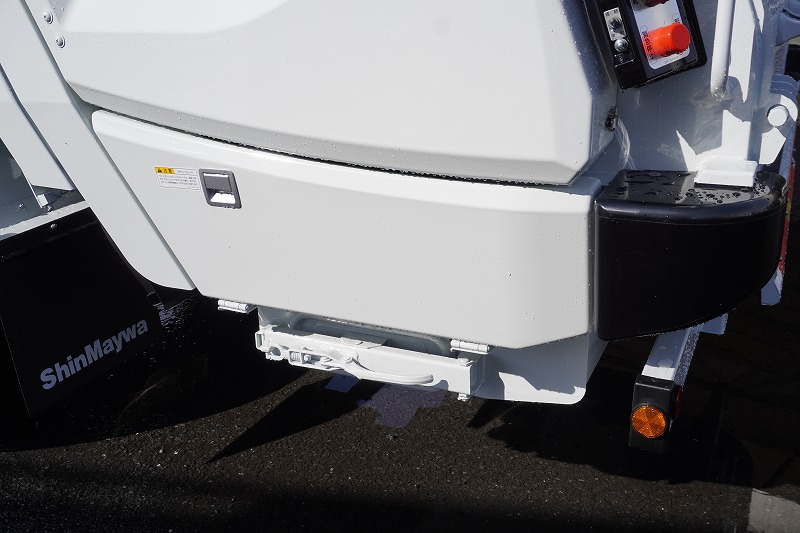 （未使用）　ファイター　４トン　「ベッドレス」　パッカー車　プレス式　積載１４５０ｋｇ　新明和製　連続動作　１０．２立米　汚水タンク　防臭扉　網工具入れ　バックカメラ　ＥＴＣ２．０　衝突軽減ブレーキ　車線逸脱警報　メッキパーツ多数！紙、段ボール仕様！６速ＭＴ！　車検「Ｒ９年２月まで！」19