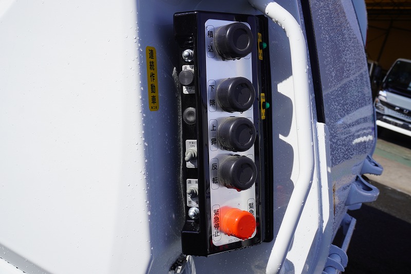 （未使用）　ファイター　４トン　「ベッドレス」　パッカー車　プレス式　積載１４５０ｋｇ　新明和製　連続動作　１０．２立米　汚水タンク　防臭扉　網工具入れ　バックカメラ　ＥＴＣ２．０　衝突軽減ブレーキ　車線逸脱警報　メッキパーツ多数！紙、段ボール仕様！６速ＭＴ！　車検「Ｒ９年２月まで！」20