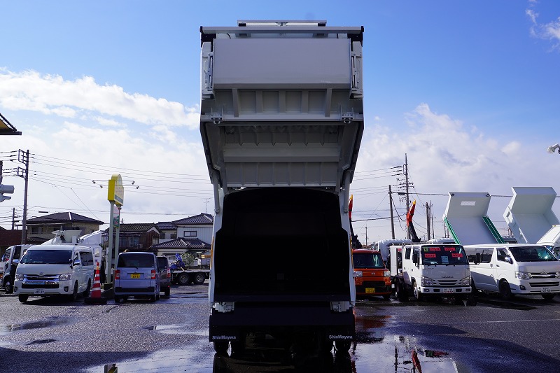 （未使用）　ファイター　４トン　「ベッドレス」　パッカー車　プレス式　積載１４５０ｋｇ　新明和製　連続動作　１０．２立米　汚水タンク　防臭扉　網工具入れ　バックカメラ　ＥＴＣ２．０　衝突軽減ブレーキ　車線逸脱警報　メッキパーツ多数！紙、段ボール仕様！６速ＭＴ！　車検「Ｒ９年２月まで！」25