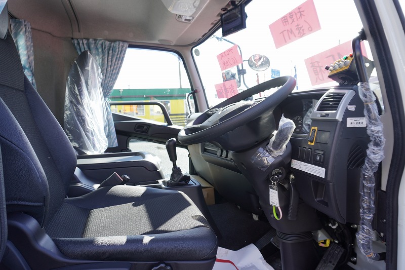 （未使用）　ファイター　４トン　「ベッドレス」　パッカー車　プレス式　積載１４５０ｋｇ　新明和製　連続動作　１０．２立米　汚水タンク　防臭扉　網工具入れ　バックカメラ　ＥＴＣ２．０　衝突軽減ブレーキ　車線逸脱警報　メッキパーツ多数！紙、段ボール仕様！６速ＭＴ！　車検「Ｒ９年２月まで！」36
