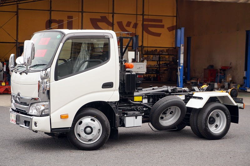 （未使用）　デュトロ　「標準幅」　アームロール　新明和製　積載３０００ｋｇ　ツインシリンダー　キャブバックステップ　スマートキー　両側電格ミラー　ミラーヒーター　坂道発進補助　ＥＴＣ２．０　ルームミラー型バックカメラ　クリアランスソナー　ＬＥＤヘッドライト＆フォグランプ　衝突軽減ブレーキ　車線逸脱警報　メッキパーツ　６速ＭＴ！　車検「Ｒ９年３月まで！」フロント画像