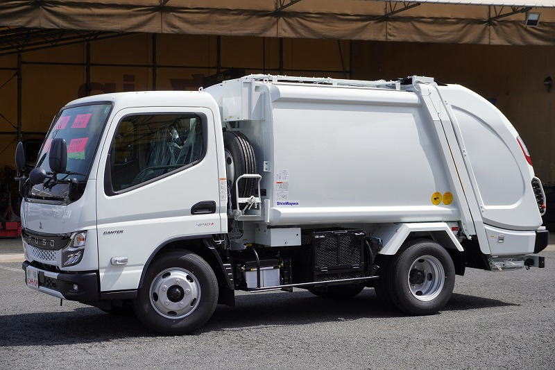 （未使用）　キャンター　「標準幅」　パッカー車　プレス式　積載２２５０ｋｇ　新明和製　４．３立米　連続動作　汚水タンク　防臭扉　網工具入れ　バックカメラ　左電格ミラー　ＬＥＤヘッドライト＆フォグランプ　スマートキー　衝突軽減ブレーキ　車線逸脱警報　５速ＭＴ！車検「Ｒ９年３月まで！」フロント画像