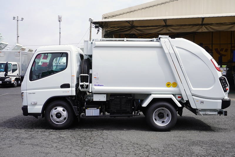 （未使用）　キャンター　「標準幅」　パッカー車　プレス式　積載２２５０ｋｇ　新明和製　４．３立米　連続動作　汚水タンク　防臭扉　網工具入れ　バックカメラ　左電格ミラー　ＬＥＤヘッドライト＆フォグランプ　スマートキー　衝突軽減ブレーキ　車線逸脱警報　５速ＭＴ！車検「Ｒ９年３月まで！」1