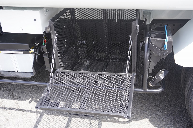 （未使用）　キャンター　「標準幅」　パッカー車　プレス式　積載２２５０ｋｇ　新明和製　４．３立米　連続動作　汚水タンク　防臭扉　網工具入れ　バックカメラ　左電格ミラー　ＬＥＤヘッドライト＆フォグランプ　スマートキー　衝突軽減ブレーキ　車線逸脱警報　５速ＭＴ！車検「Ｒ９年３月まで！」10