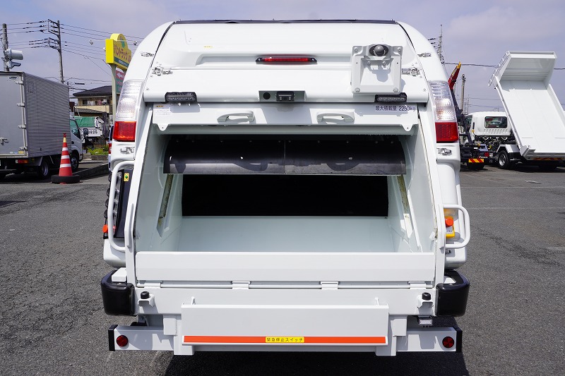（未使用）　キャンター　「標準幅」　パッカー車　プレス式　積載２２５０ｋｇ　新明和製　４．３立米　連続動作　汚水タンク　防臭扉　網工具入れ　バックカメラ　左電格ミラー　ＬＥＤヘッドライト＆フォグランプ　スマートキー　衝突軽減ブレーキ　車線逸脱警報　５速ＭＴ！車検「Ｒ９年３月まで！」18