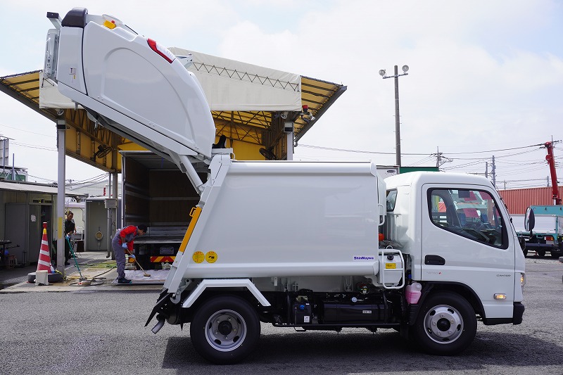 （未使用）　キャンター　「標準幅」　パッカー車　プレス式　積載２２５０ｋｇ　新明和製　４．３立米　連続動作　汚水タンク　防臭扉　網工具入れ　バックカメラ　左電格ミラー　ＬＥＤヘッドライト＆フォグランプ　スマートキー　衝突軽減ブレーキ　車線逸脱警報　５速ＭＴ！車検「Ｒ９年３月まで！」21