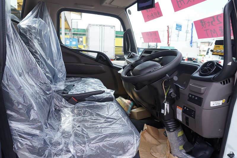 （未使用）　キャンター　「標準幅」　パッカー車　プレス式　積載２２５０ｋｇ　新明和製　４．３立米　連続動作　汚水タンク　防臭扉　網工具入れ　バックカメラ　左電格ミラー　ＬＥＤヘッドライト＆フォグランプ　スマートキー　衝突軽減ブレーキ　車線逸脱警報　５速ＭＴ！車検「Ｒ９年３月まで！」34