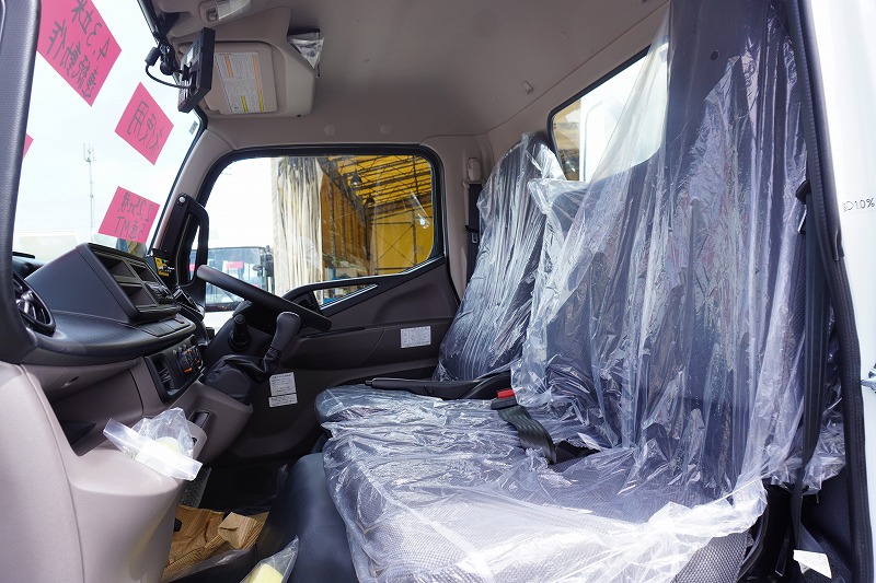 （未使用）　キャンター　「標準幅」　パッカー車　プレス式　積載２２５０ｋｇ　新明和製　４．３立米　連続動作　汚水タンク　防臭扉　網工具入れ　バックカメラ　左電格ミラー　ＬＥＤヘッドライト＆フォグランプ　スマートキー　衝突軽減ブレーキ　車線逸脱警報　５速ＭＴ！車検「Ｒ９年３月まで！」35
