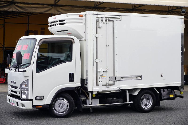 エルフ　１０尺　冷蔵冷凍車　積載１９５０ｋｇ　菱重製　両側サイドドア　－３０度設定　荷台シマ板張り＆スノコ付き　ラッシング２段　間仕切り扉　左電格ミラー　坂道発進補助　バックカメラ　ＥＴＣ２．０　フォグランプ　５速ＭＴ！フロント画像