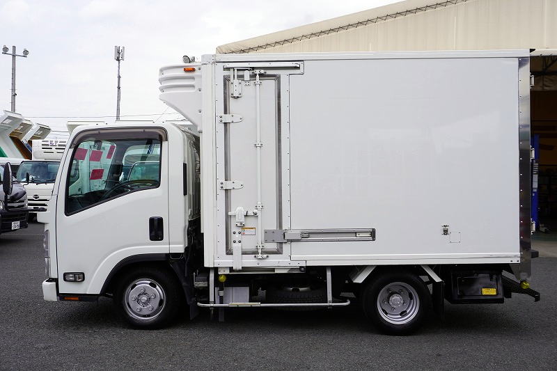 エルフ　１０尺　冷蔵冷凍車　積載１９５０ｋｇ　菱重製　両側サイドドア　－３０度設定　荷台シマ板張り＆スノコ付き　ラッシング２段　間仕切り扉　左電格ミラー　坂道発進補助　バックカメラ　ＥＴＣ２．０　フォグランプ　５速ＭＴ！1