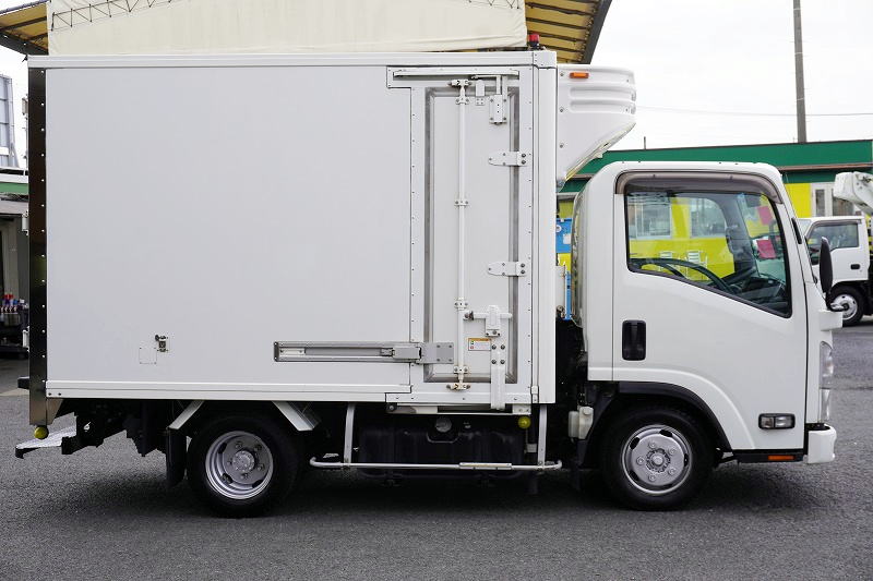 エルフ　１０尺　冷蔵冷凍車　積載１９５０ｋｇ　菱重製　両側サイドドア　－３０度設定　荷台シマ板張り＆スノコ付き　ラッシング２段　間仕切り扉　左電格ミラー　坂道発進補助　バックカメラ　ＥＴＣ２．０　フォグランプ　５速ＭＴ！3
