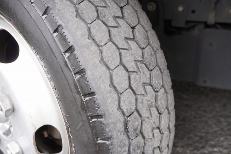 エルフ　１０尺　冷蔵冷凍車　積載１９５０ｋｇ　菱重製　両側サイドドア　－３０度設定　荷台シマ板張り＆スノコ付き　ラッシング２段　間仕切り扉　左電格ミラー　坂道発進補助　バックカメラ　ＥＴＣ２．０　フォグランプ　５速ＭＴ！7