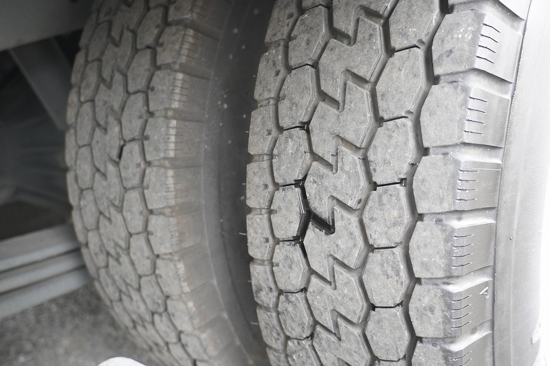 エルフ　１０尺　冷蔵冷凍車　積載１９５０ｋｇ　菱重製　両側サイドドア　－３０度設定　荷台シマ板張り＆スノコ付き　ラッシング２段　間仕切り扉　左電格ミラー　坂道発進補助　バックカメラ　ＥＴＣ２．０　フォグランプ　５速ＭＴ！8