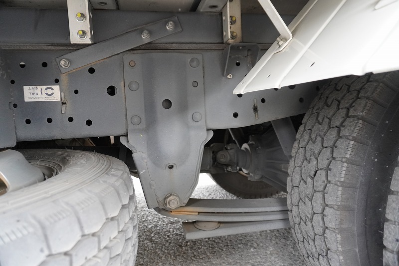 エルフ　１０尺　冷蔵冷凍車　積載１９５０ｋｇ　菱重製　両側サイドドア　－３０度設定　荷台シマ板張り＆スノコ付き　ラッシング２段　間仕切り扉　左電格ミラー　坂道発進補助　バックカメラ　ＥＴＣ２．０　フォグランプ　５速ＭＴ！9