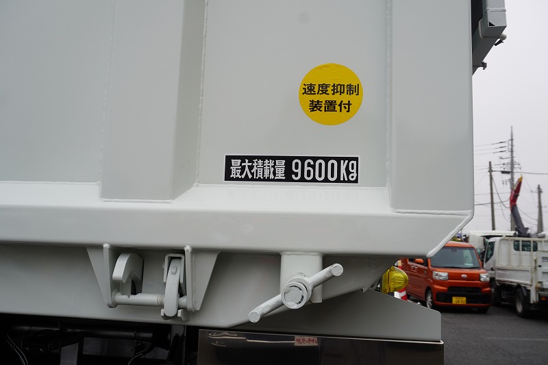 （未使用）　スーパーグレート　大型　３軸　２デフ　ステンレス深ダンプ　「土砂禁止」　６．５ｍ長　２３．１立米　積載９６００ｋｇ　新明和製　舟底　水密テールゲート　天蓋自動シート　エアー式ゲートロック　鳥居シートデッキ＆ラダー　シャーシシルバー塗装　バックカメラ　アルミホイール　メッキパーツ　ＡＴ車！新型！　車検「Ｒ８年３月まで！」17
