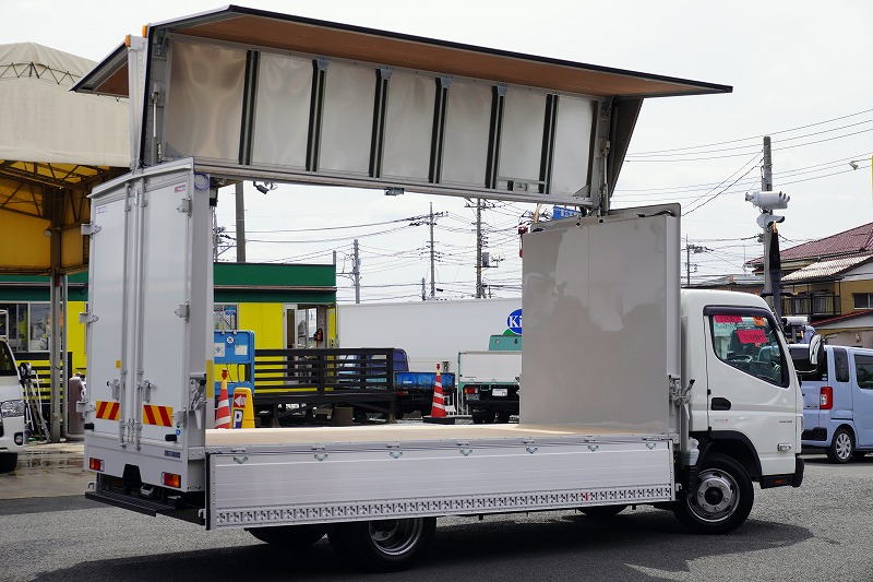 （未使用）　キャンター　「ワイドロング」　アルミウイング　積載３５００ｋｇ　ラッシング１段　落とし込みフック４対　ＬＥＤヘッドライト＆フォグランプ　坂道発進補助　左電格ミラー　スマートキー　衝突軽減ブレーキ　車線逸脱警報　パブコ製　５速ＭＴ！車検「Ｒ７年１０月まで！」フロント画像