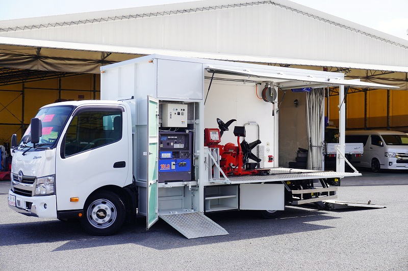 デュトロ　「ハイグレード　ワイドロング」　タイヤサービスカー　積載５００ｋｇ　サイドドア　跳ね上げ式　パワーゲート　荷台シマ板張り　助手席側箱側面跳ね上げ式　バックカメラ　社外ナビ　ＥＴＣ２．０　左電格ミラー　坂道発進補助　ステンレスサイドバンパー　社外テール　フォグランプ　衝突軽減ブレーキ　車線逸脱警報　６速ＭＴ！低走行！希少車！！フロント画像