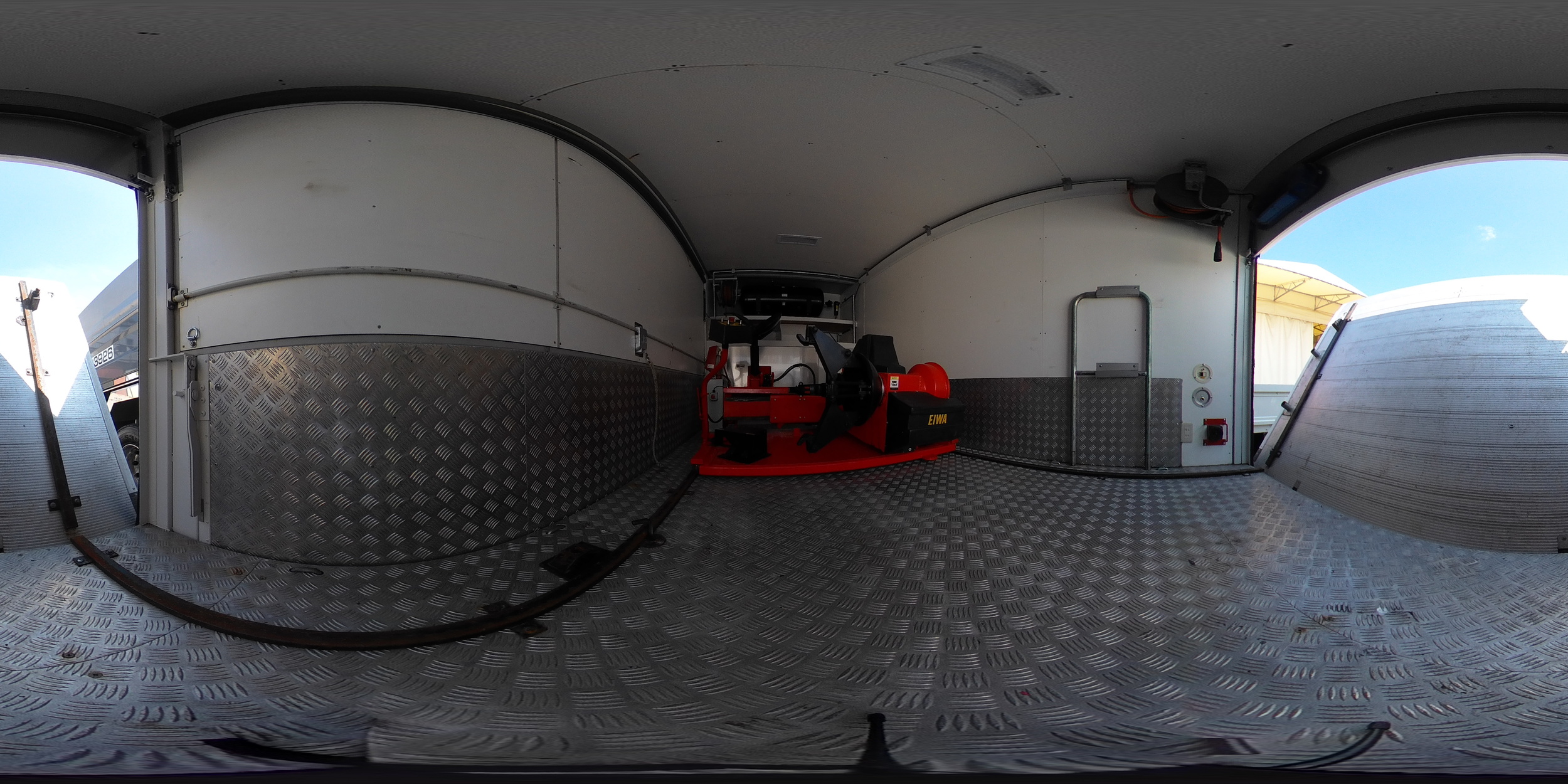 デュトロ 「ハイグレード ワイドロング」 タイヤサービスカー 積載500kg サイドドア 跳ね上げ式 パワーゲート 荷台シマ板張り 助手席側箱側面跳ね上げ式 バックカメラ 社外ナビ ETC2.0 左電格ミラー 坂道発進補助 ステンレスサイドバンパー 社外テール フォグランプ 衝突軽減ブレーキ 車線逸脱警報 6速MT!低走行!希少車!!2