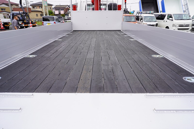 （未使用）　ファイター　増トン　「標準幅　ベッド付」　４段セルフクレーン　積載７３００ｋｇ　古河ユニック製　ハイジャッキ　アユミ板掛け　５．５ｍ長　アルミブロック　フックイン　ラジコン　２．９３ｔ吊　床フック５対　アウトリガー左右油圧張り出し　衝突軽減ブレーキ　車線逸脱警報　メッキパーツ多数！回送仕様！６速ＭＴ！　車検「Ｒ７年８月まで！」29