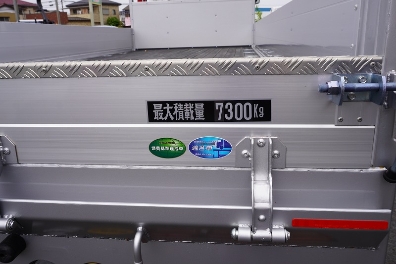 （未使用）　ファイター　増トン　「標準幅　ベッド付」　４段セルフクレーン　積載７３００ｋｇ　古河ユニック製　ハイジャッキ　アユミ板掛け　５．５ｍ長　アルミブロック　フックイン　ラジコン　２．９３ｔ吊　床フック５対　アウトリガー左右油圧張り出し　衝突軽減ブレーキ　車線逸脱警報　メッキパーツ多数！回送仕様！６速ＭＴ！　車検「Ｒ７年８月まで！」32