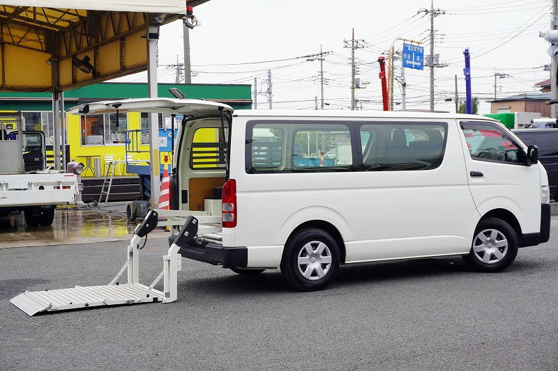ハイエース　ロング　ＤＸ　４ドア　ガソリン車　３人乗り　トヨタ車体製パワーゲート　バックカメラ　社外ナビ　ＥＴＣ２．０　キーレス　電格ミラー　衝突軽減ブレーキ　車線逸脱警報　ＡＴ車！