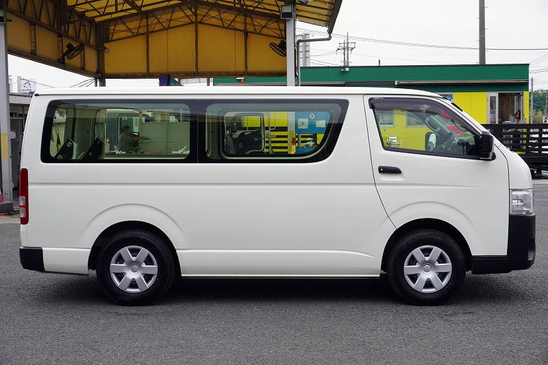 ハイエース　ロング　ＤＸ　４ドア　ガソリン車　３人乗り　トヨタ車体製パワーゲート　バックカメラ　社外ナビ　ＥＴＣ２．０　キーレス　電格ミラー　衝突軽減ブレーキ　車線逸脱警報　ＡＴ車！3