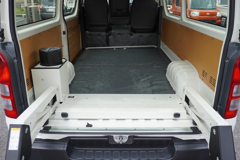 ハイエース　ロング　ＤＸ　４ドア　ガソリン車　３人乗り　トヨタ車体製パワーゲート　バックカメラ　社外ナビ　ＥＴＣ２．０　キーレス　電格ミラー　衝突軽減ブレーキ　車線逸脱警報　ＡＴ車！15
