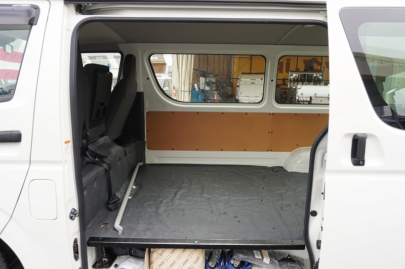 ハイエース　ロング　ＤＸ　４ドア　ガソリン車　３人乗り　トヨタ車体製パワーゲート　バックカメラ　社外ナビ　ＥＴＣ２．０　キーレス　電格ミラー　衝突軽減ブレーキ　車線逸脱警報　ＡＴ車！24
