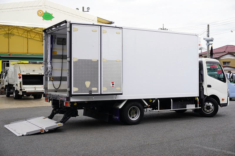 デュトロ　「ワイドロング」　冷蔵冷凍車　積載２７５０ｋｇ　格納パワーゲート　サイドドア　リア三枚扉　－３０度設定　スタンバイ装置　東プレ製　荷台シマ板張り　ラッシング２段　送風機　ラジコン　簡易間仕切り　左電格ミラー　ＬＥＤフォグランプ　バックカメラ　社外ナビ　ＥＴＣ２．０　衝突軽減ブレーキ　車線逸脱警報　ＡＴ車！フロント画像