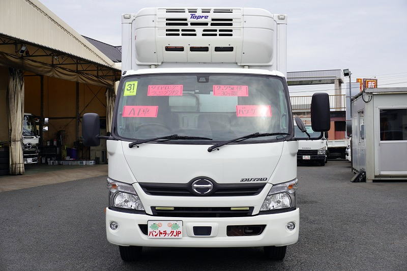 デュトロ　「ワイドロング」　冷蔵冷凍車　積載２７５０ｋｇ　格納パワーゲート　サイドドア　リア三枚扉　－３０度設定　スタンバイ装置　東プレ製　荷台シマ板張り　ラッシング２段　送風機　ラジコン　簡易間仕切り　左電格ミラー　ＬＥＤフォグランプ　バックカメラ　社外ナビ　ＥＴＣ２．０　衝突軽減ブレーキ　車線逸脱警報　ＡＴ車！0