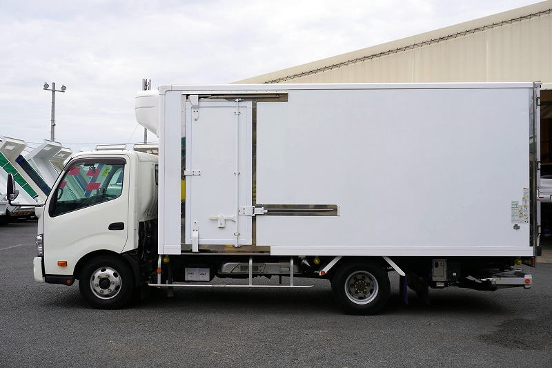 デュトロ　「ワイドロング」　冷蔵冷凍車　積載２７５０ｋｇ　格納パワーゲート　サイドドア　リア三枚扉　－３０度設定　スタンバイ装置　東プレ製　荷台シマ板張り　ラッシング２段　送風機　ラジコン　簡易間仕切り　左電格ミラー　ＬＥＤフォグランプ　バックカメラ　社外ナビ　ＥＴＣ２．０　衝突軽減ブレーキ　車線逸脱警報　ＡＴ車！1