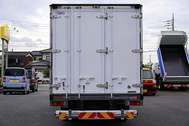 デュトロ　「ワイドロング」　冷蔵冷凍車　積載２７５０ｋｇ　格納パワーゲート　サイドドア　リア三枚扉　－３０度設定　スタンバイ装置　東プレ製　荷台シマ板張り　ラッシング２段　送風機　ラジコン　簡易間仕切り　左電格ミラー　ＬＥＤフォグランプ　バックカメラ　社外ナビ　ＥＴＣ２．０　衝突軽減ブレーキ　車線逸脱警報　ＡＴ車！2