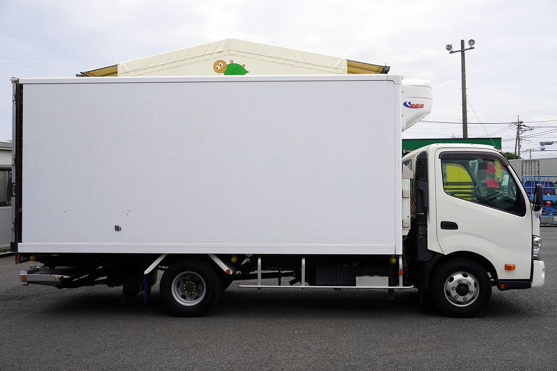 デュトロ　「ワイドロング」　冷蔵冷凍車　積載２７５０ｋｇ　格納パワーゲート　サイドドア　リア三枚扉　－３０度設定　スタンバイ装置　東プレ製　荷台シマ板張り　ラッシング２段　送風機　ラジコン　簡易間仕切り　左電格ミラー　ＬＥＤフォグランプ　バックカメラ　社外ナビ　ＥＴＣ２．０　衝突軽減ブレーキ　車線逸脱警報　ＡＴ車！3