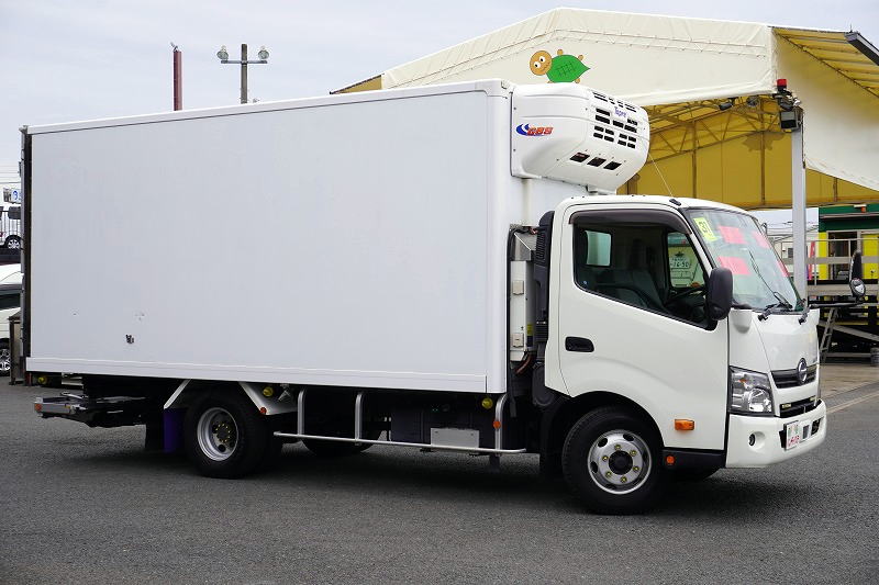 デュトロ　「ワイドロング」　冷蔵冷凍車　積載２７５０ｋｇ　格納パワーゲート　サイドドア　リア三枚扉　－３０度設定　スタンバイ装置　東プレ製　荷台シマ板張り　ラッシング２段　送風機　ラジコン　簡易間仕切り　左電格ミラー　ＬＥＤフォグランプ　バックカメラ　社外ナビ　ＥＴＣ２．０　衝突軽減ブレーキ　車線逸脱警報　ＡＴ車！4