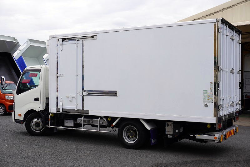 デュトロ　「ワイドロング」　冷蔵冷凍車　積載２７５０ｋｇ　格納パワーゲート　サイドドア　リア三枚扉　－３０度設定　スタンバイ装置　東プレ製　荷台シマ板張り　ラッシング２段　送風機　ラジコン　簡易間仕切り　左電格ミラー　ＬＥＤフォグランプ　バックカメラ　社外ナビ　ＥＴＣ２．０　衝突軽減ブレーキ　車線逸脱警報　ＡＴ車！5