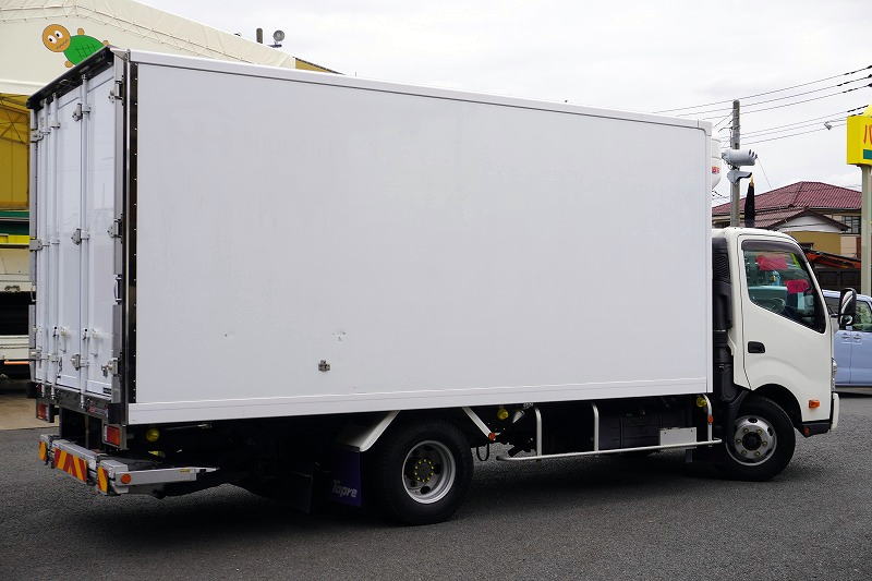 デュトロ　「ワイドロング」　冷蔵冷凍車　積載２７５０ｋｇ　格納パワーゲート　サイドドア　リア三枚扉　－３０度設定　スタンバイ装置　東プレ製　荷台シマ板張り　ラッシング２段　送風機　ラジコン　簡易間仕切り　左電格ミラー　ＬＥＤフォグランプ　バックカメラ　社外ナビ　ＥＴＣ２．０　衝突軽減ブレーキ　車線逸脱警報　ＡＴ車！6