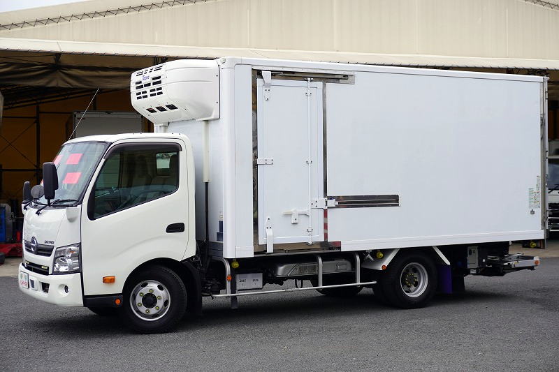デュトロ　「ワイドロング」　冷蔵冷凍車　積載２７５０ｋｇ　格納パワーゲート　サイドドア　リア三枚扉　－３０度設定　スタンバイ装置　東プレ製　荷台シマ板張り　ラッシング２段　送風機　ラジコン　簡易間仕切り　左電格ミラー　ＬＥＤフォグランプ　バックカメラ　社外ナビ　ＥＴＣ２．０　衝突軽減ブレーキ　車線逸脱警報　ＡＴ車！7