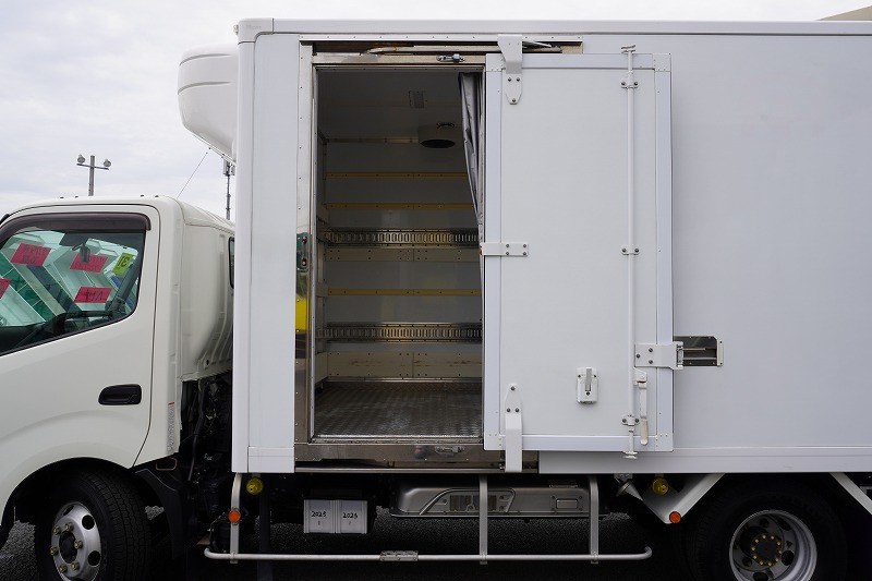 デュトロ　「ワイドロング」　冷蔵冷凍車　積載２７５０ｋｇ　格納パワーゲート　サイドドア　リア三枚扉　－３０度設定　スタンバイ装置　東プレ製　荷台シマ板張り　ラッシング２段　送風機　ラジコン　簡易間仕切り　左電格ミラー　ＬＥＤフォグランプ　バックカメラ　社外ナビ　ＥＴＣ２．０　衝突軽減ブレーキ　車線逸脱警報　ＡＴ車！18
