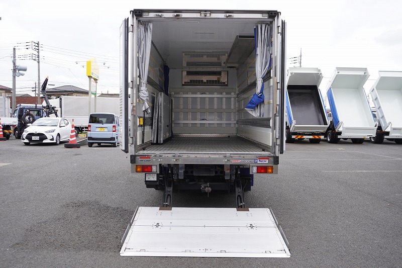 デュトロ　「ワイドロング」　冷蔵冷凍車　積載２７５０ｋｇ　格納パワーゲート　サイドドア　リア三枚扉　－３０度設定　スタンバイ装置　東プレ製　荷台シマ板張り　ラッシング２段　送風機　ラジコン　簡易間仕切り　左電格ミラー　ＬＥＤフォグランプ　バックカメラ　社外ナビ　ＥＴＣ２．０　衝突軽減ブレーキ　車線逸脱警報　ＡＴ車！19