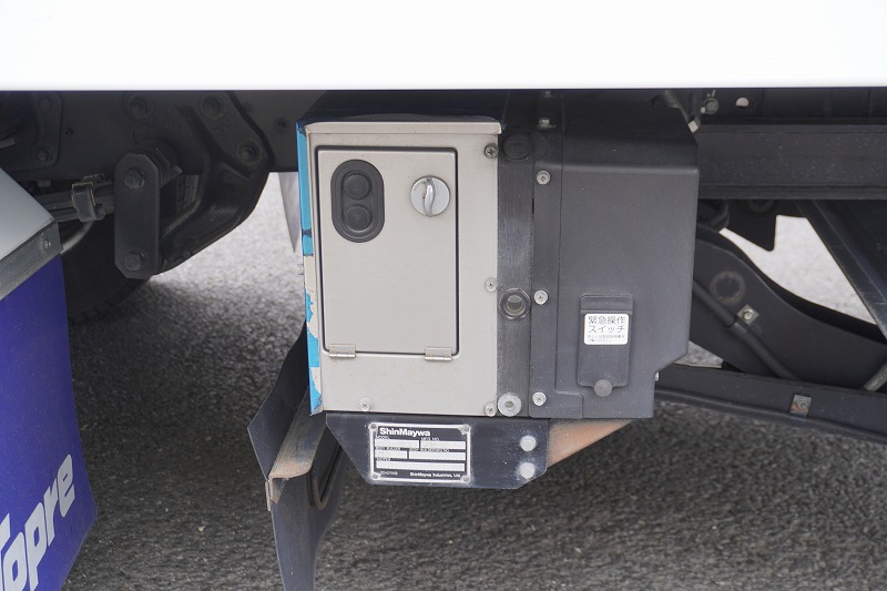 デュトロ　「ワイドロング」　冷蔵冷凍車　積載２７５０ｋｇ　格納パワーゲート　サイドドア　リア三枚扉　－３０度設定　スタンバイ装置　東プレ製　荷台シマ板張り　ラッシング２段　送風機　ラジコン　簡易間仕切り　左電格ミラー　ＬＥＤフォグランプ　バックカメラ　社外ナビ　ＥＴＣ２．０　衝突軽減ブレーキ　車線逸脱警報　ＡＴ車！29