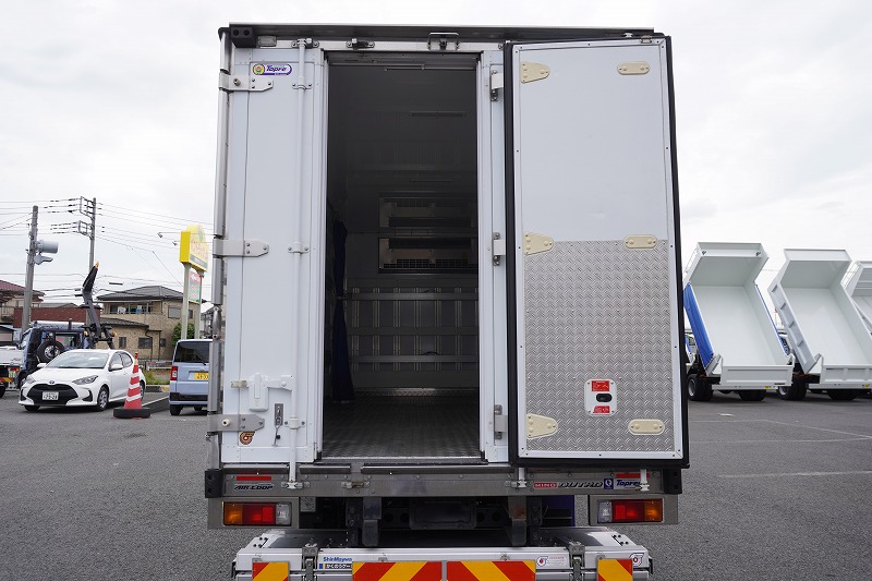 デュトロ　「ワイドロング」　冷蔵冷凍車　積載２７５０ｋｇ　格納パワーゲート　サイドドア　リア三枚扉　－３０度設定　スタンバイ装置　東プレ製　荷台シマ板張り　ラッシング２段　送風機　ラジコン　簡易間仕切り　左電格ミラー　ＬＥＤフォグランプ　バックカメラ　社外ナビ　ＥＴＣ２．０　衝突軽減ブレーキ　車線逸脱警報　ＡＴ車！30