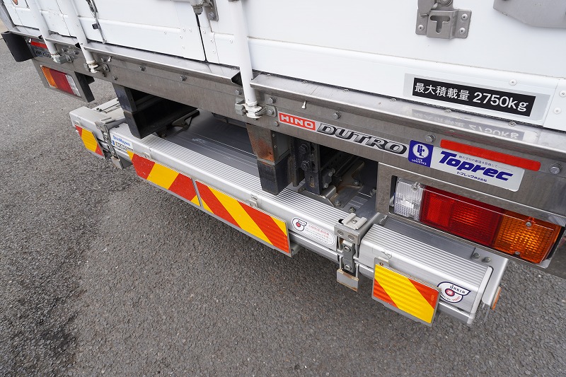 デュトロ　「ワイドロング」　冷蔵冷凍車　積載２７５０ｋｇ　格納パワーゲート　サイドドア　リア三枚扉　－３０度設定　スタンバイ装置　東プレ製　荷台シマ板張り　ラッシング２段　送風機　ラジコン　簡易間仕切り　左電格ミラー　ＬＥＤフォグランプ　バックカメラ　社外ナビ　ＥＴＣ２．０　衝突軽減ブレーキ　車線逸脱警報　ＡＴ車！32