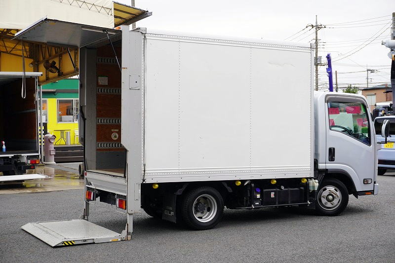 エルフ　１０尺　パネルバン　積載１８００ｋｇ　サイドドア　跳ね上げ式　垂直パワーゲート　ラッシング４段　床フック３対　バックカメラ　ＥＴＣ　社外ナビ　キーレス　左電格ミラー　フォグランプ　衝突軽減ブレーキ　車線逸脱警報　全低床　ＡＴ車！準中型（５トン限定）免許対応！フロント画像