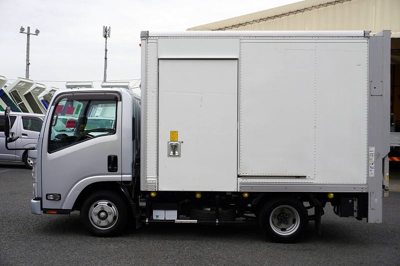 エルフ　１０尺　パネルバン　積載１８００ｋｇ　サイドドア　跳ね上げ式　垂直パワーゲート　ラッシング４段　床フック３対　バックカメラ　ＥＴＣ２．０　社外ナビ　キーレス　左電格ミラー　フォグランプ　衝突軽減ブレーキ　車線逸脱警報　全低床　ＡＴ車！準中型（５トン限定）免許対応！1