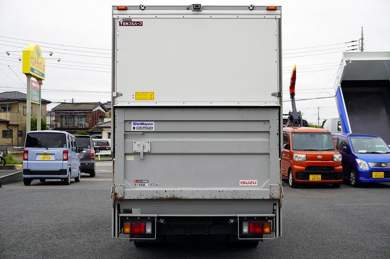 エルフ　１０尺　パネルバン　積載１８００ｋｇ　サイドドア　跳ね上げ式　垂直パワーゲート　ラッシング４段　床フック３対　バックカメラ　ＥＴＣ２．０　社外ナビ　キーレス　左電格ミラー　フォグランプ　衝突軽減ブレーキ　車線逸脱警報　全低床　ＡＴ車！準中型（５トン限定）免許対応！2
