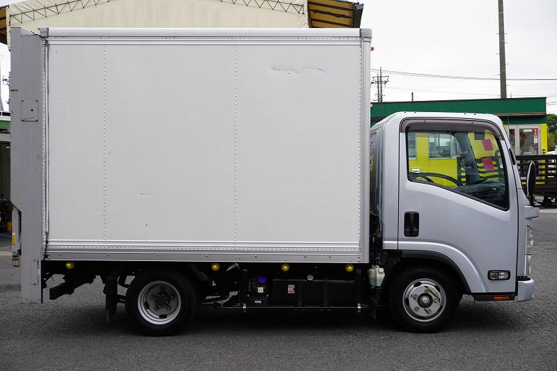 エルフ　１０尺　パネルバン　積載１８００ｋｇ　サイドドア　跳ね上げ式　垂直パワーゲート　ラッシング４段　床フック３対　バックカメラ　ＥＴＣ２．０　社外ナビ　キーレス　左電格ミラー　フォグランプ　衝突軽減ブレーキ　車線逸脱警報　全低床　ＡＴ車！準中型（５トン限定）免許対応！3