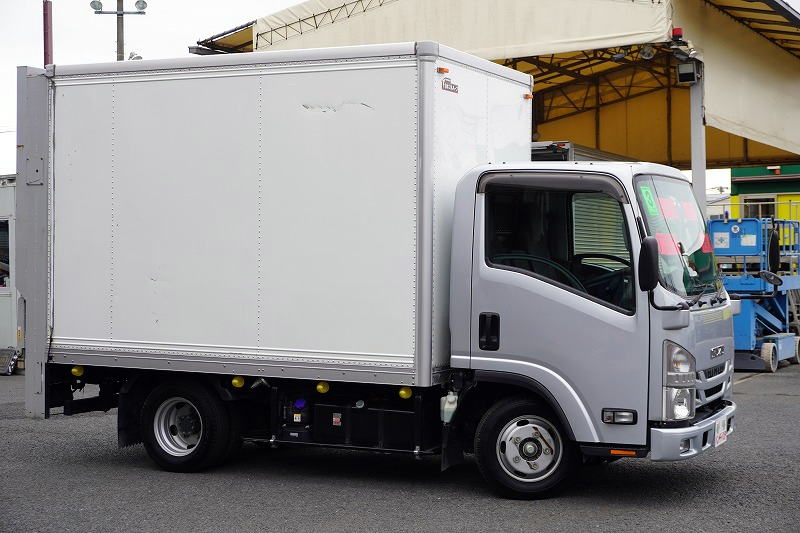 エルフ　１０尺　パネルバン　積載１８００ｋｇ　サイドドア　跳ね上げ式　垂直パワーゲート　ラッシング４段　床フック３対　バックカメラ　ＥＴＣ２．０　社外ナビ　キーレス　左電格ミラー　フォグランプ　衝突軽減ブレーキ　車線逸脱警報　全低床　ＡＴ車！準中型（５トン限定）免許対応！4