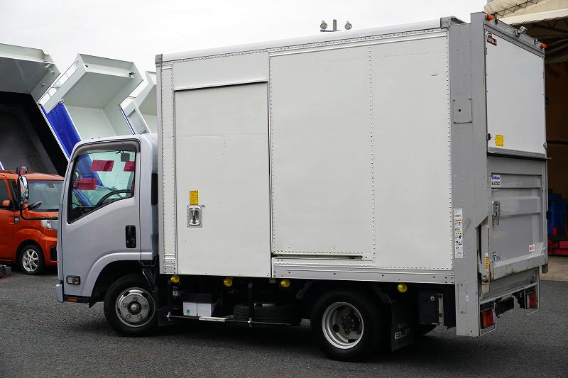 エルフ　１０尺　パネルバン　積載１８００ｋｇ　サイドドア　跳ね上げ式　垂直パワーゲート　ラッシング４段　床フック３対　バックカメラ　ＥＴＣ２．０　社外ナビ　キーレス　左電格ミラー　フォグランプ　衝突軽減ブレーキ　車線逸脱警報　全低床　ＡＴ車！準中型（５トン限定）免許対応！5