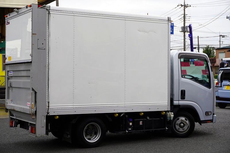 エルフ　１０尺　パネルバン　積載１８００ｋｇ　サイドドア　跳ね上げ式　垂直パワーゲート　ラッシング４段　床フック３対　バックカメラ　ＥＴＣ２．０　社外ナビ　キーレス　左電格ミラー　フォグランプ　衝突軽減ブレーキ　車線逸脱警報　全低床　ＡＴ車！準中型（５トン限定）免許対応！6